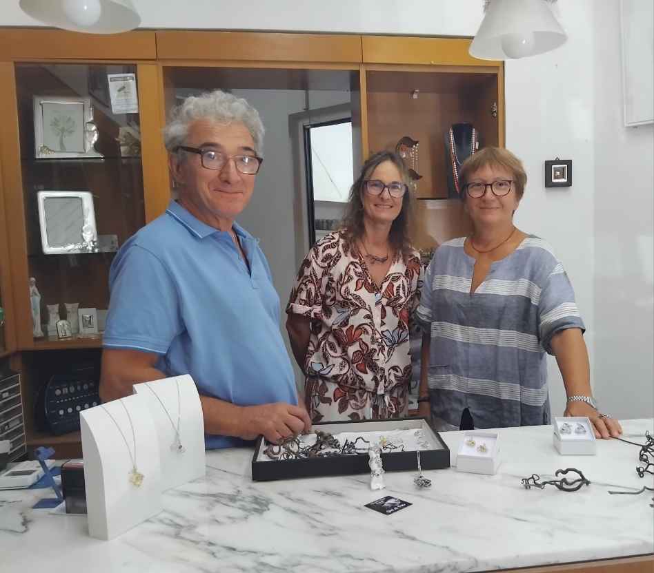 “Il fatto a mano che piace e ricorda le forme golose delle vigne. Giri di vite del laboratorio Crocetti ”
